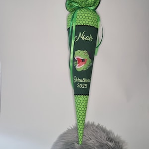 Schultüte Dino grün mit Namen bestickt inklusive Papprohling!