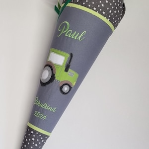 Schultüte Traktor grün grau mit Namen bestickt inklusive Papprohling