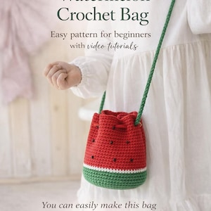 Op de afbeelding: Een gehaakte watermeloentas in rood, groen en zwart met een groene band. De tas heeft een trekkoordsluiting en zwarte zaaddetails. De tekst op de afbeelding luidt "Watermelon Crochet Bag" en "Easy pattern for beginners with video tutorials."