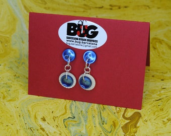 Earring with 3 plastic and mother-of-pearl buttons with snap closure