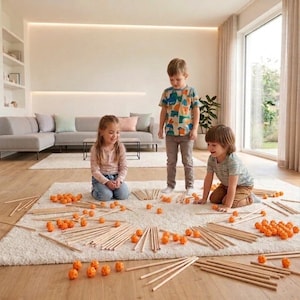 Può includere: Tre bambini giocano con tasselli di legno e palline arancioni e appuntite su un tappeto bianco. I bambini sono in un soggiorno luminoso e moderno. I bambini indossano abiti casual.