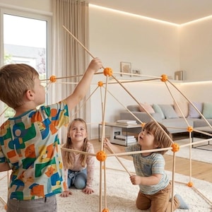 Può includere: Tre bambini costruiscono un forte di legno al chiuso. La struttura è realizzata con tasselli di legno e connettori arancioni. I bambini indossano abiti casual e sono concentrati sul progetto di costruzione. Sullo sfondo c'è un soggiorno con un divano grigio.