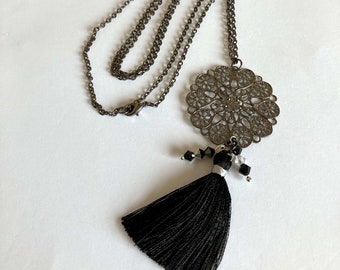 Collier sautoir rosace et petit pompon noir, toupies cristal noir, argent, transparent sur chaîne inoxydable noir