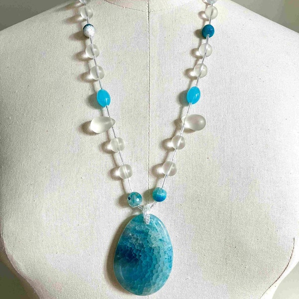 Sautoir pendentif goutte agate bleue, perles naturelles, agate et cristal de roche mat