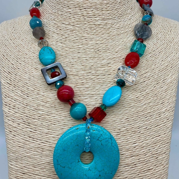 Collier pendentif donut turquoise, perles naturelles, agate, nacre et verre