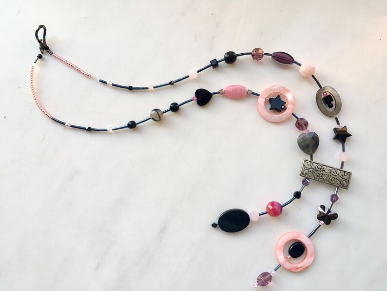 Collier cravate bleu, gris, noir avec perles agate, nacre, verre, tube rocaille, coeur, papillon ピンク