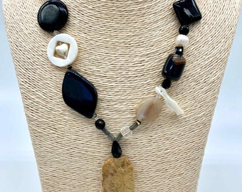 Collier pendentif agate fossile, perles naturelles, agate, verre, nacre