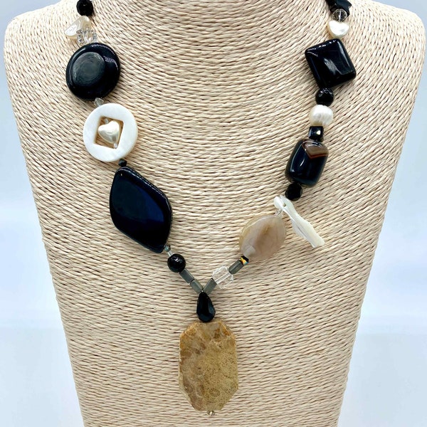 Collier pendentif agate fossile, perles naturelles, agate, verre, nacre