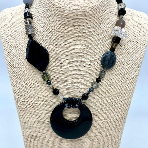 Collier pendentif donut onyx noir, perles naturelles, agate, verre, cristal de roche