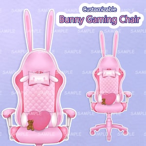 Könnte beinhalten: Ein rosa Gaming-Stuhl mit Hasenohren, einem rosa herzförmigen Kissen und einem kleinen Teddybären. Der Stuhl hat ein gestepptes Design und einen weißen Rand.