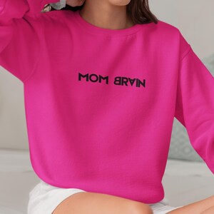Bluza z haftem Mom | Minimalistyczny sweter Mom z okrągłym dekoltem