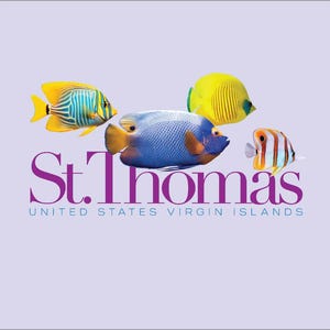 Könnte beinhalten: Ein hellvioletter Hintergrund mit dem Text "St. Thomas UNITED STATES VIRGIN ISLANDS" in Lila und Blau. Das Bild zeigt vier bunte Fische: gelb, blau und orange. Die Fische schwimmen im Wasser.