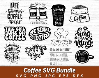 Könnte beinhalten: Ein Set mit 10 schwarz-weißen SVG-Designs zum Thema Kaffee. Die Designs beinhalten Sätze wie "Das Leben passiert, Kaffee hilft", "Dieses Mädchen läuft auf Kaffee", "Das Leben beginnt nach dem Kaffee", "Kaffeezeit", "Die zweite Tasse Kaffee ist nie so gut wie die erste", "Umarmung in einer Tasse", "Kaffee ist eine Umarmung in einer Tasse", und "Um mich glücklich zu machen: Mach mir Kaffee, bring mir Kaffee, sei Kaffee..."