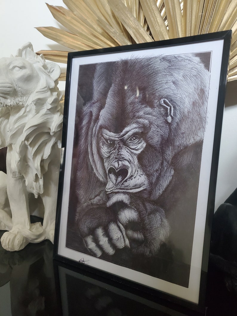 Dessin de Gorille au stylo bic noir.
Format 21 x 29 cm