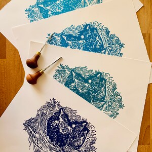 Frühlingshafte Jungtiere | Limitierte Auflage | Amsel Print | BLAU FARBEN | Original handgemachter Linolschnitt Fine Art Wanddruck