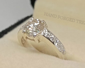 Anel artesanal em prata de lei 925 com diamante moissanita natural de 2 quilates e diamante branco de lapidação redonda certificado. Ideal para noivado.