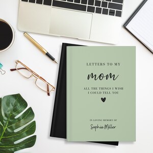 Op de afbeelding: Een groen dagboek met de tekst "Letters to my mom All the things I wish I could tell you" en een klein zwart hartje. De tekst "In loving memory of Sophia Miller" staat onder het hartje.