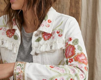 Geborduurd gebloemd jeansjack met pailletten en kwastjes. Wit spijkerjack dames