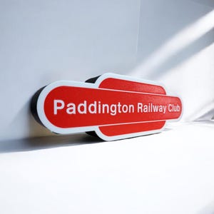 Vintage britischer Bahnhof, LED beleuchtetes Schild.
