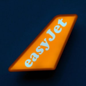 Cola del avión Easyjet iluminada con LED.