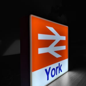 Personalisierbar British Rail, Bahnhofsschild LED beleuchtet.
