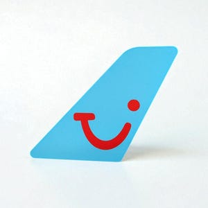 TUI航空の航空機尾翼にインスピレーションを得たスタイリッシュなLED装飾