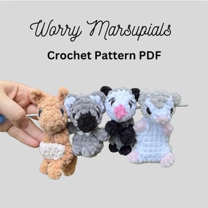 Può includere: Quattro piccoli marsupiali di peluche realizzati all'uncinetto con filato color marrone chiaro, grigio, nero e bianco. Il testo recita Worry Marsupials Crochet Pattern PDF. Le figure includono un canguro, koala, opossum e petaurino.
