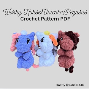 Könnte beinhalten: Drei gehäkelte Worry Horse/Unicorn/Pegasus-Puppen in Blau, Weiß und Mauve. Jede hat eine unterschiedlich farbige Mähne und einen Schwanz. Der Text "Worry Horse/Unicorn/Pegasus Crochet Pattern PDF" steht oben im Bild. In der unteren rechten Ecke steht der Text "Knotty Creations 518".