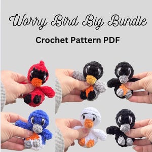 Puede incluir: La imagen muestra seis figuras de pájaros de ganchillo de colores. Los pájaros son de varios colores, incluyendo rojo, azul, negro y blanco, con acentos naranjas y grises. El texto "Worry Bird Big Bundle" y "Crochet Pattern PDF" está en la parte superior.