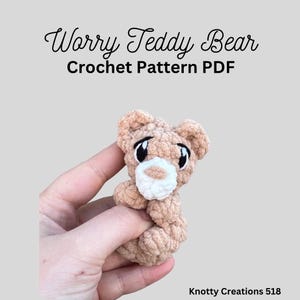 Può includere: Un orsacchiotto Worry Teddy all'uncinetto in filato beige, tenuto in mano. L'orso ha occhi neri e muso bianco. Il testo in alto recita "Worry Teddy Bear Crochet Pattern PDF". L'orso è un articolo fatto a mano.