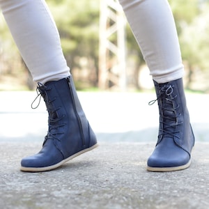 Dames winterlaarzen op blote voeten, handgemaakte leren laarzen, laarzen met brede neus, met veters en ritssluiting, diep marineblauw
