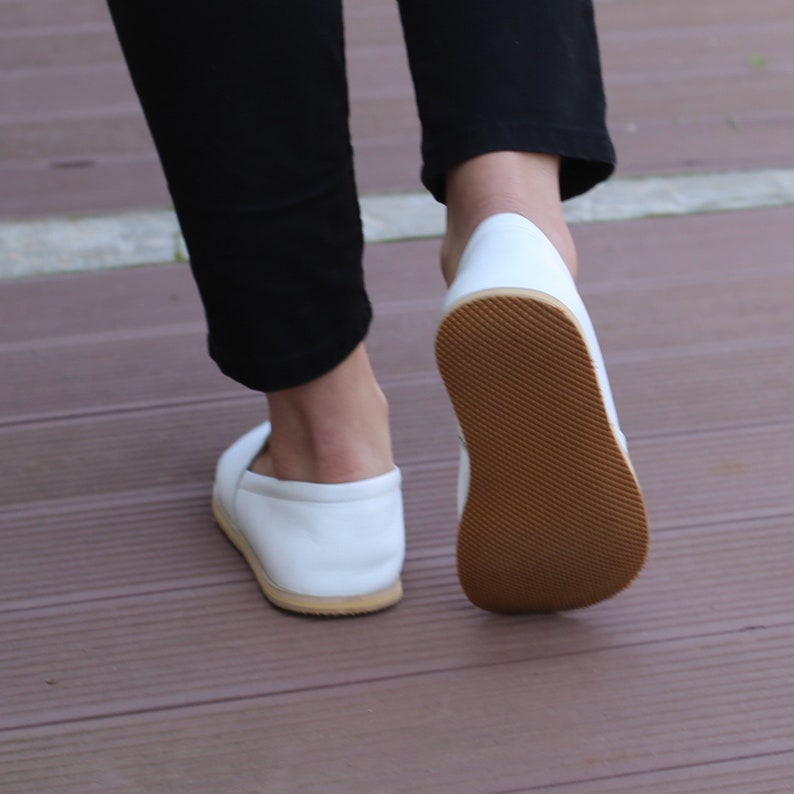 Chaussures pieds nus pour femmes, Chaussures minimalistes personnalisées faites main sans chute, Chaussures en cuir à bout large, Mocassins pour femmes, Blanc nébuleuse image 3