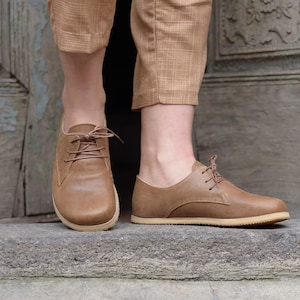 Zapatos descalzos para mujer, color marrón otoño, de cuero, con conexión a tierra. imagen 1