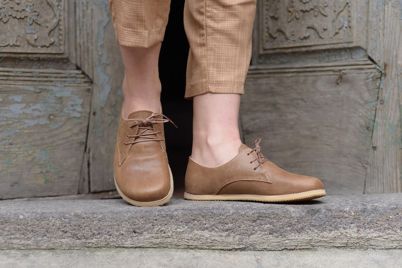 Zapatos descalzos para mujer, color marrón otoño, de cuero, con conexión a tierra. imagen 1