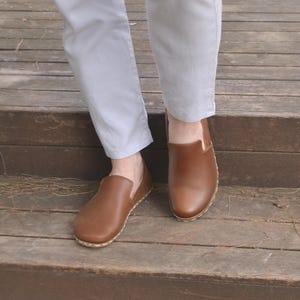 Men, Leather Barefoot Shoes, Wide Zero Drop Grounding Shoes with Copper Rivets – Handmade Earthed Footwear in Earth Brown