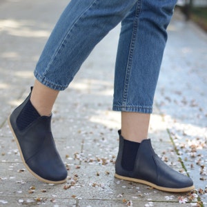 Chelsea-laarzen dames, leren enkellaarzen, dames blootsvoets laarzen met wijde neus, minimalistische laarzen, diep marineblauw