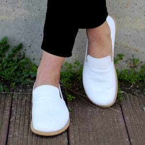 Chaussures pieds nus pour femmes, Chaussures minimalistes personnalisées faites main sans chute, Chaussures en cuir à bout large, Mocassins pour femmes, Blanc nébuleuse image 4