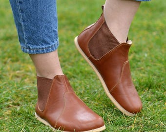 Botas Chelsea de piel descalza: puntera ancha, caída cero, hechas a mano, elegantes en marrón.