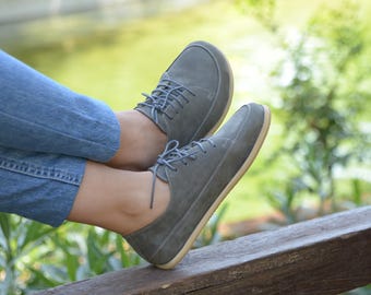 Leren damessneakers op blote voeten, schoenen met brede teen en nubuckleer, grijs nubuck