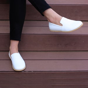 Chaussures pieds nus pour femmes, Chaussures minimalistes personnalisées faites main sans chute, Chaussures en cuir à bout large, Mocassins pour femmes, Blanc nébuleuse image 6