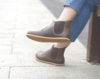 Botines Chelsea de piel para mujer, estilo minimalista, con drop cero y horma ancha, color marrón.