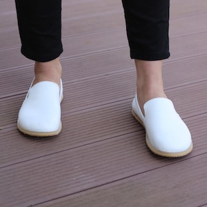 Chaussures pieds nus pour femmes, Chaussures minimalistes personnalisées faites main sans chute, Chaussures en cuir à bout large, Mocassins pour femmes, Blanc nébuleuse image 2