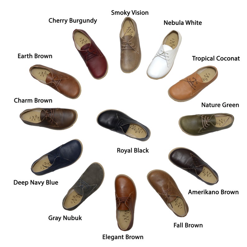 Puede incluir: Doce pares de zapatos de cuero en varios colores, incluyendo marr&oacute;n, negro, blanco, verde y rojo. Los zapatos est&aacute;n dispuestos en un c&iacute;rculo sobre un fondo blanco. Cada zapato tiene un color y un estilo diferente, y los nombres de los colores est&aacute;n escritos encima de cada zapato.