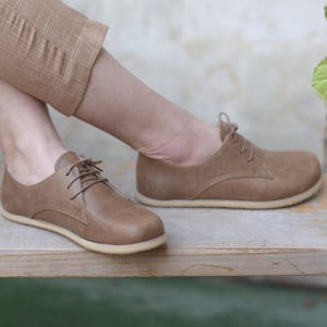 Zapatos descalzos para mujer, color marrón otoño, de cuero, con conexión a tierra. imagen 2