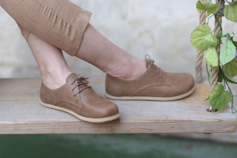 Zapatos descalzos para mujer, color marrón otoño, de cuero, con conexión a tierra. imagen 2