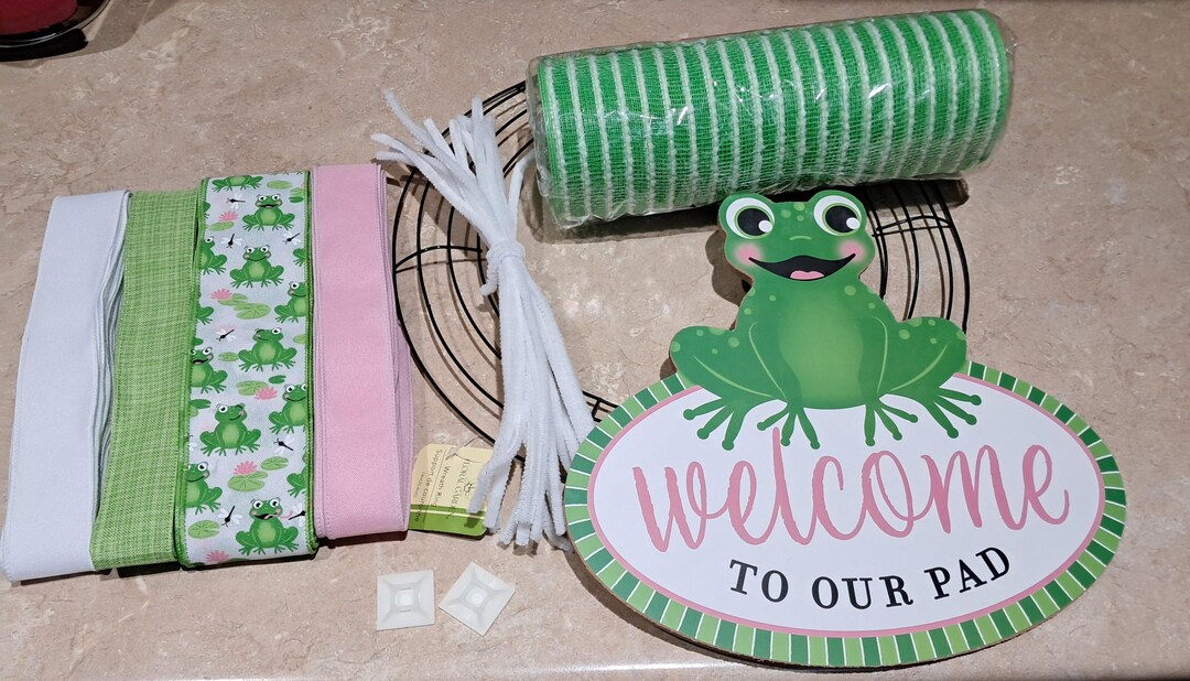 Frog Welcome to Our Pad Sign With Complete Wreath Kit, Wreath Mesh ...