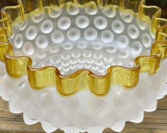 Antieke Hobbs Brockunier FRANCES WARE Gematteerde spijkerschaal met dauwdruppels 5" breed.