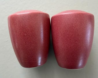 Salero y pimentero Noritake Colorwave color frambuesa, 7,6 cm de alto.