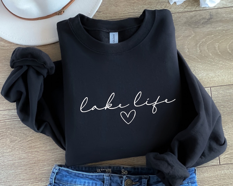K&ouml;nnte beinhalten: Schwarzer Pullover mit wei&szlig;em Text, der "lake life" mit einem Herzsymbol sagt.