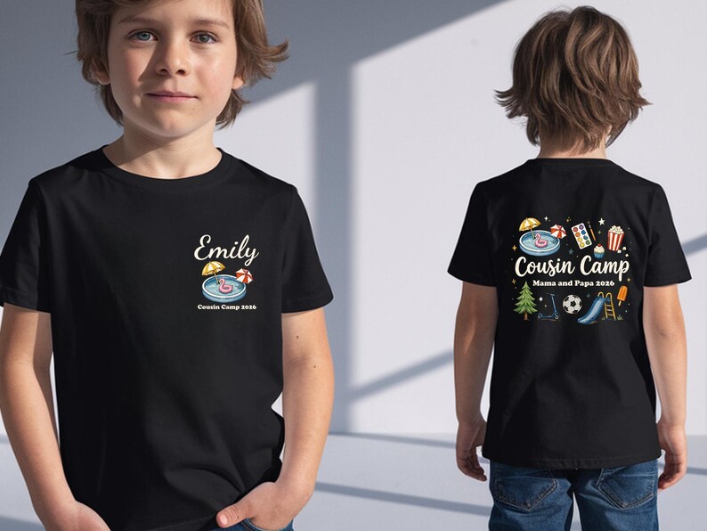 Pu&ograve; includere: Una t-shirt nera con una piccola grafica sul petto sinistro con il nome Emily, una piscina e il testo Cousin Camp 2026. Il retro mostra una grafica pi&ugrave; grande con il testo Cousin Camp Mama and Papa 2026 circondato da varie icone.